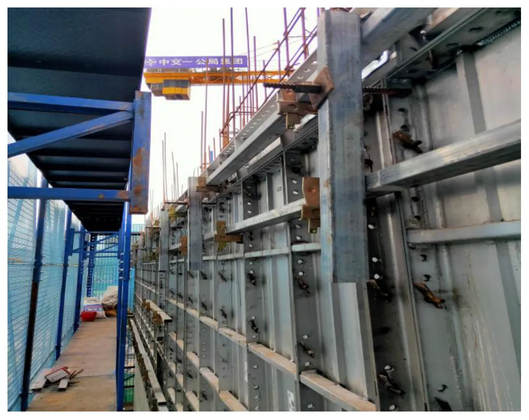 Gông gia cường tấm K và chốt chữ 7 tại hiện trường.