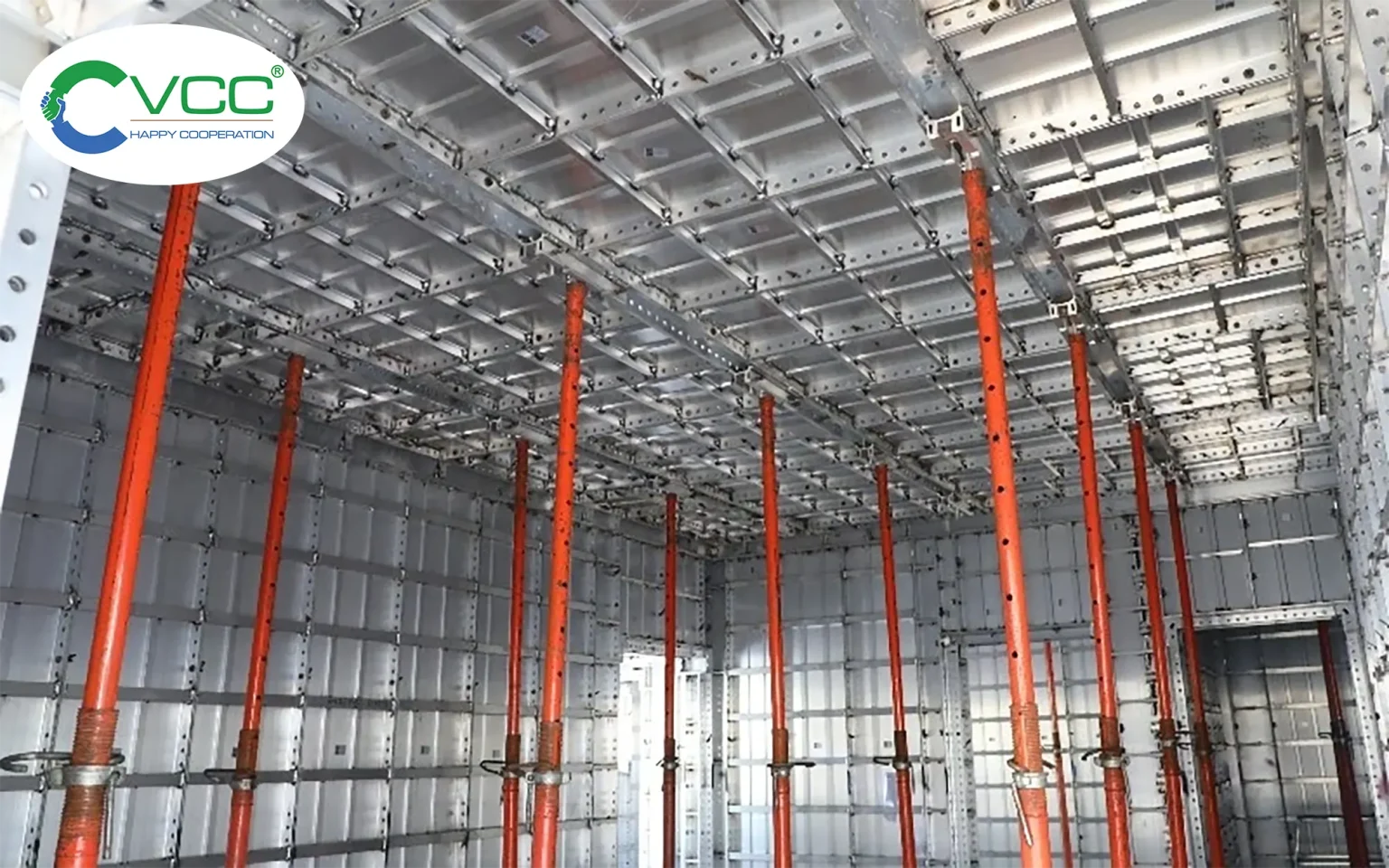Hệ cốp pha sàn nhôm và cây chống thép lắp dựng thực tế